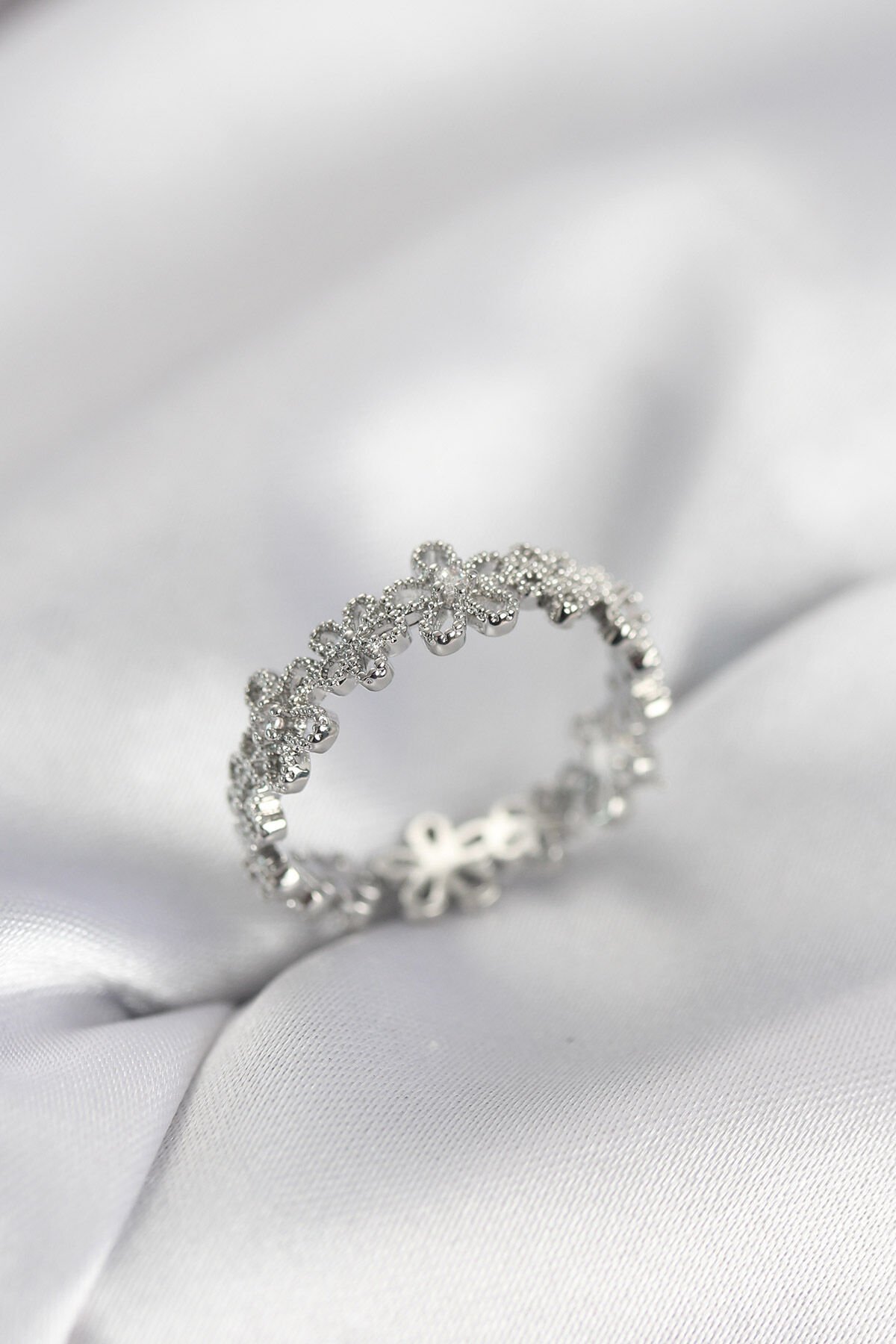 Gümüş Renk Sıralı Çiçek Model Zirkon Taşlı Kadın Yüzük - TJ-BYK4108