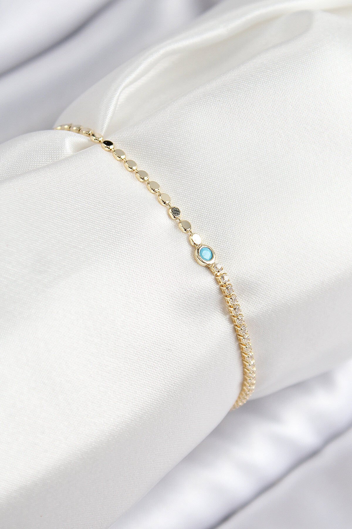 Pirinç Zirkon Taşlı Boncuk Model Ezme Zincir Gold Renk Kadın Bileklik - TJ-BB7597