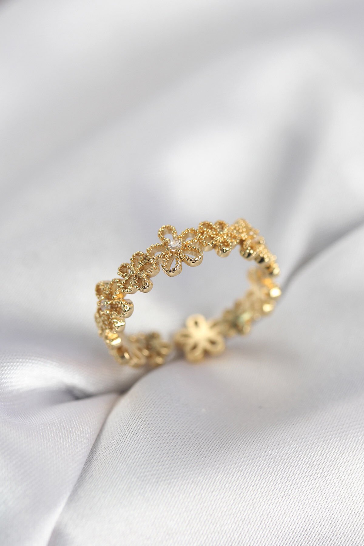 Gold Renk Sıralı Çiçek Model Zirkon Taşlı Kadın Yüzük - TJ-BYK4109