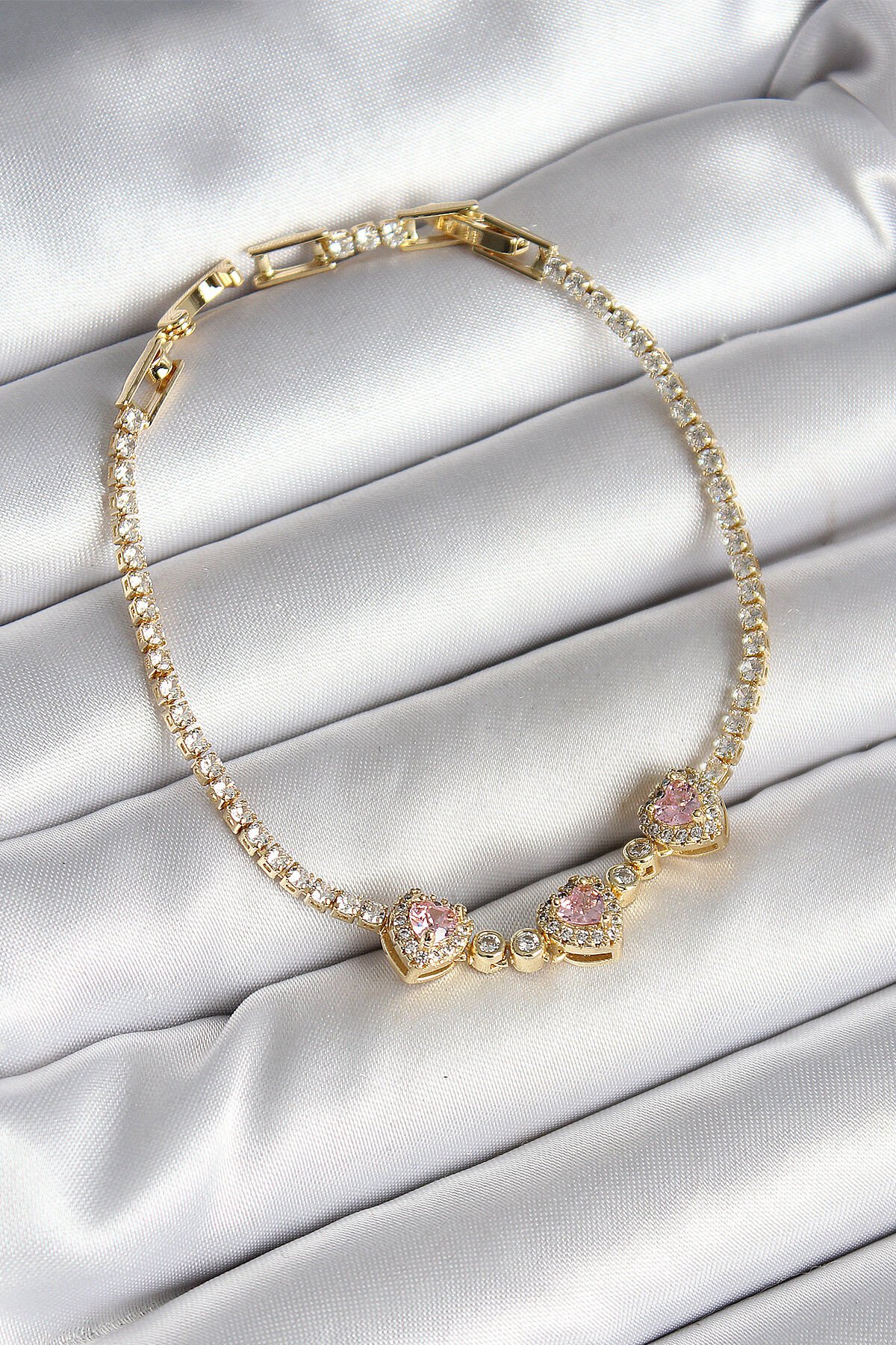 Pirinç Sıralı Pembe Kalp Figürlü Zirkon Taşlı Gold Renk Kadın Bileklik - TJ-BB6983