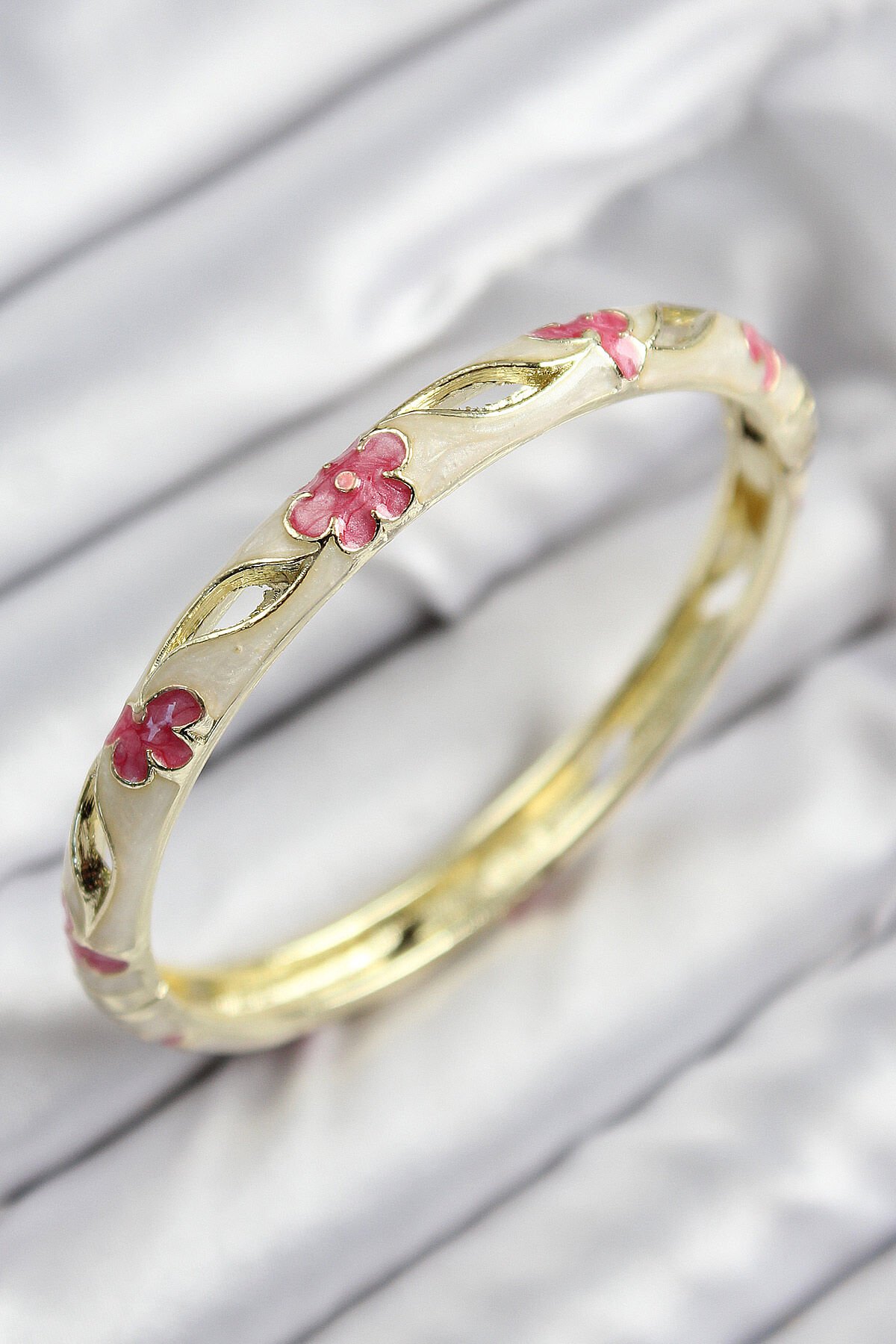 Mineli Pirinç Çiçek Motifli Gold Renk Kadın Kelepçe - TJ-BB7610