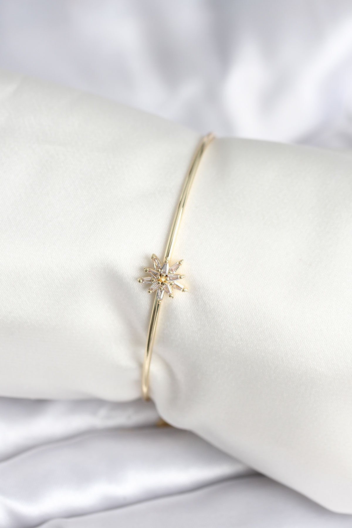 Yıldız Figürlü Gold Renk Pirinç Kadın Bileklik - TJ-BB8003