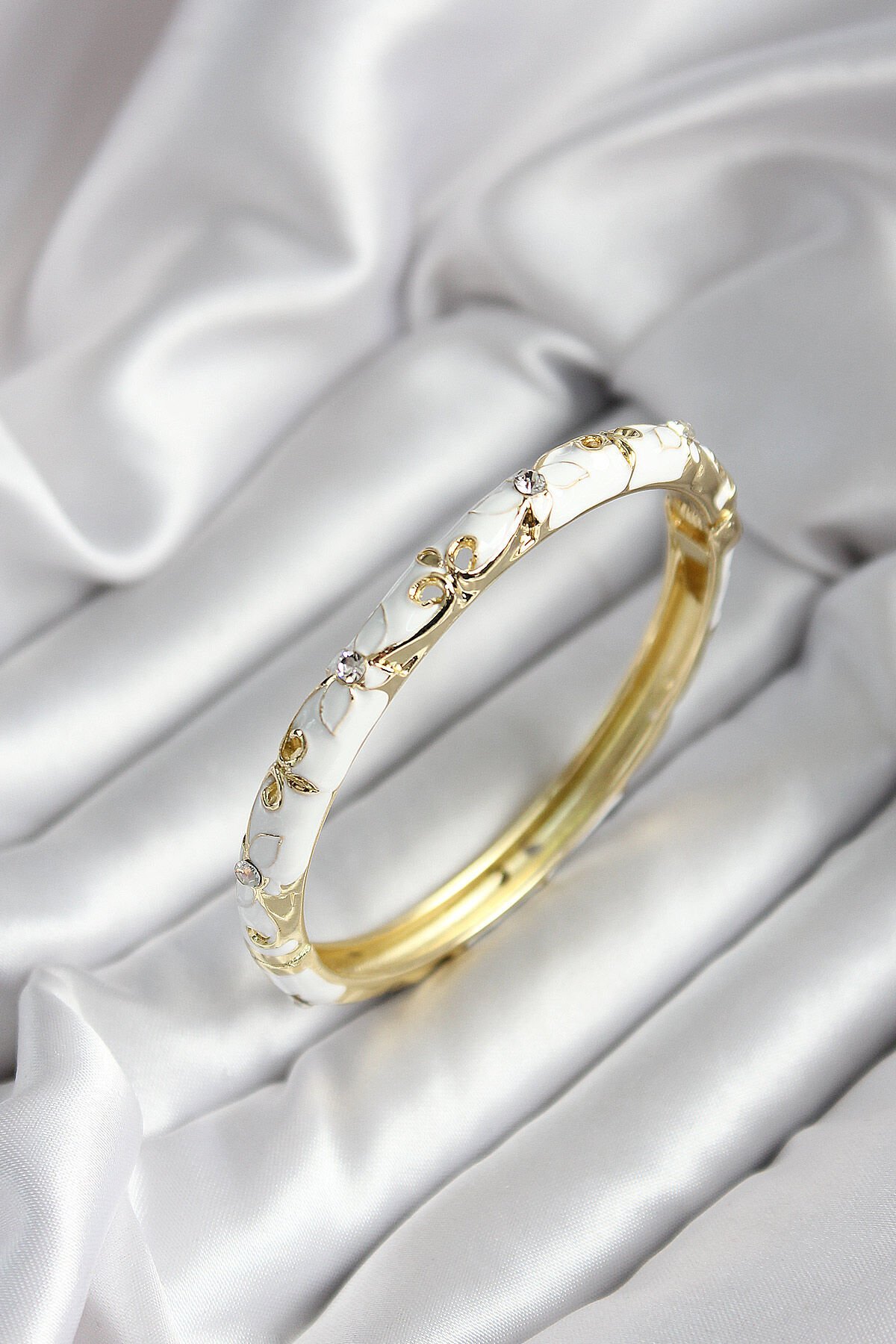 Mineli Pirinç Beyaz Çiçek Desenli Zirkon Taşlı Gold Renk Kadın Kelepçe (çap 60 mm) - TJ-BB6988
