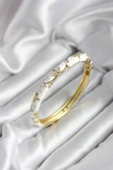 Mineli Pirinç Beyaz Çiçek Desenli Zirkon Taşlı Gold Renk Kadın Kelepçe (çap 60 mm) - TJ-BB6988