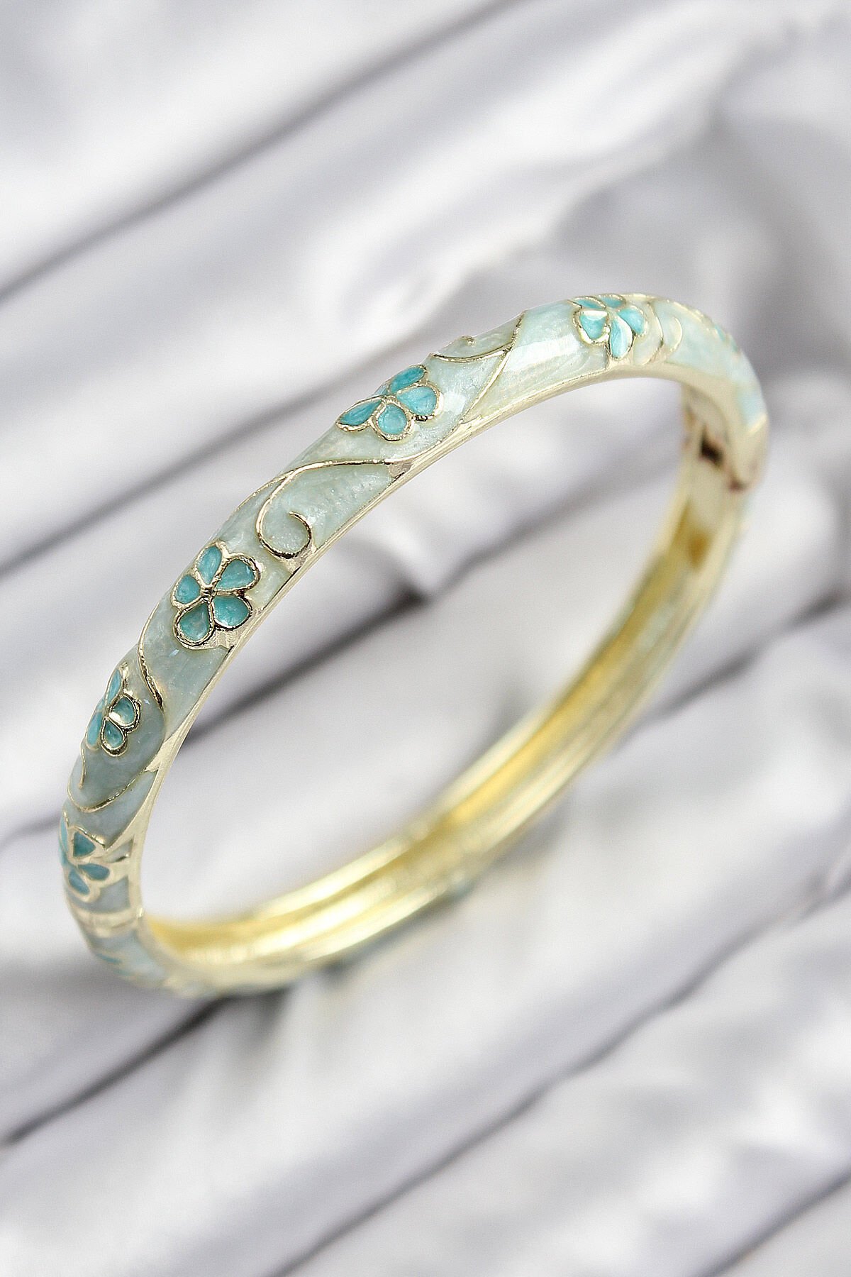 Mineli Pirinç Çiçek Motifli Gold Renk Kadın Kelepçe - TJ-BB7612