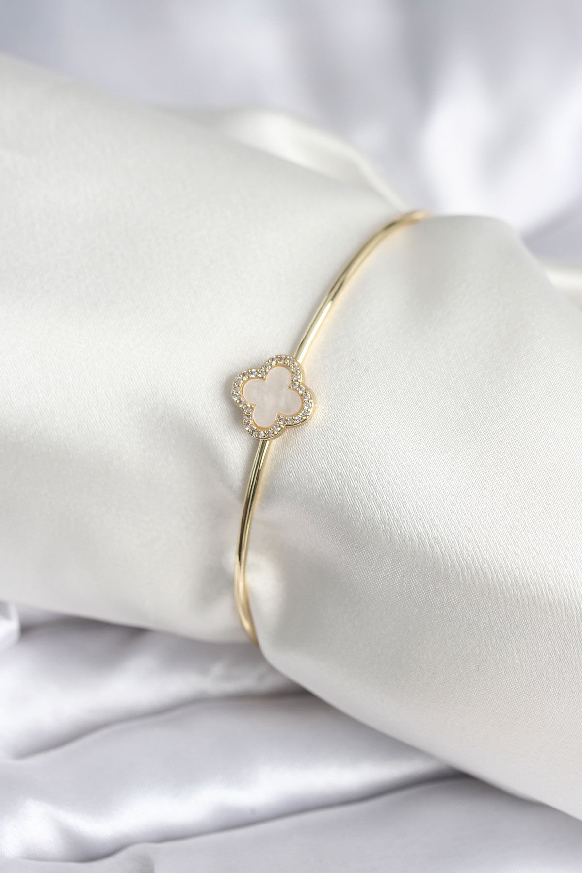 Beyaz Sedefli Yonca Model Gold Renk Kadın Bileklik - TJ-BB8005