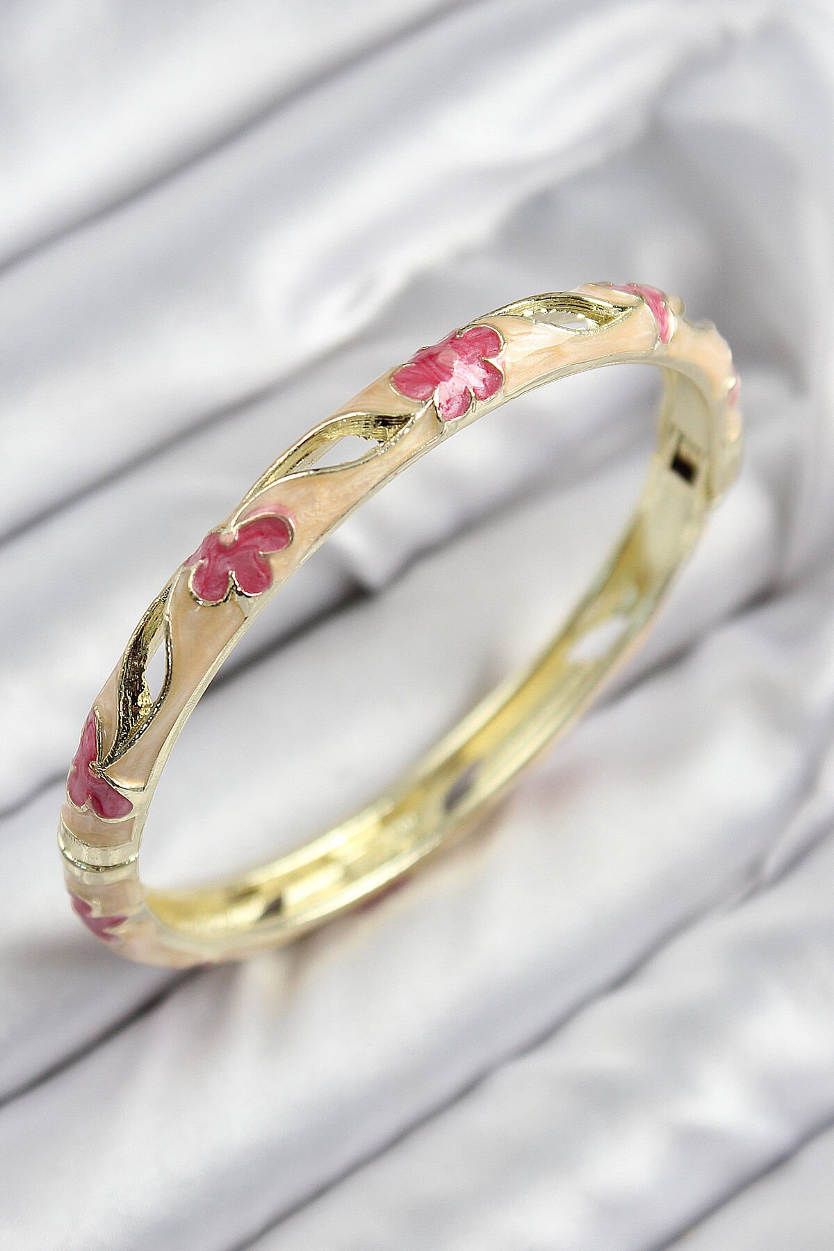 Mineli Pirinç Çiçek Motifli Gold Renk Kadın Kelepçe - TJ-BB7614