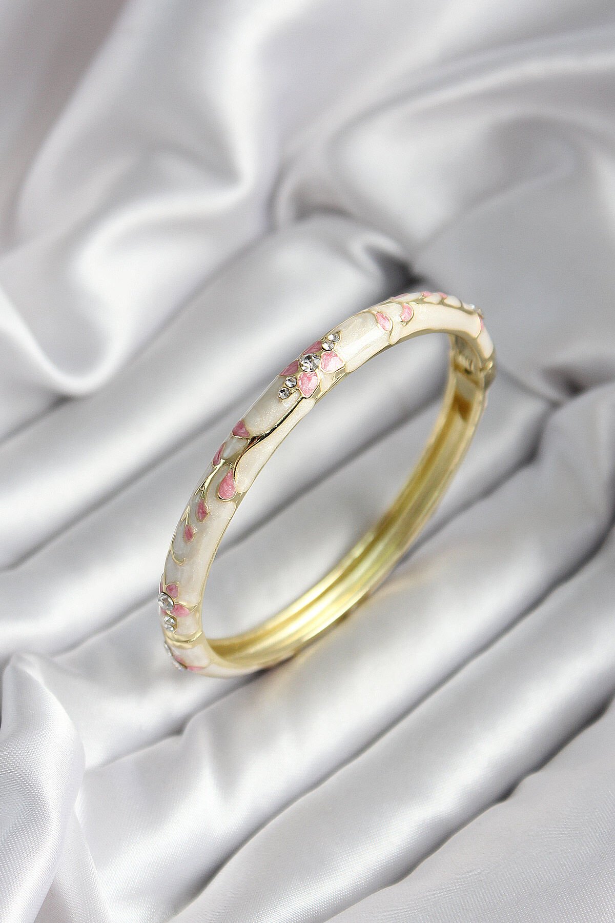 Mineli Pirinç Bej Çiçek Desenli Zirkon Taşlı Gold Renk Kadın Kelepçe (çap 60 mm) - TJ-BB6992