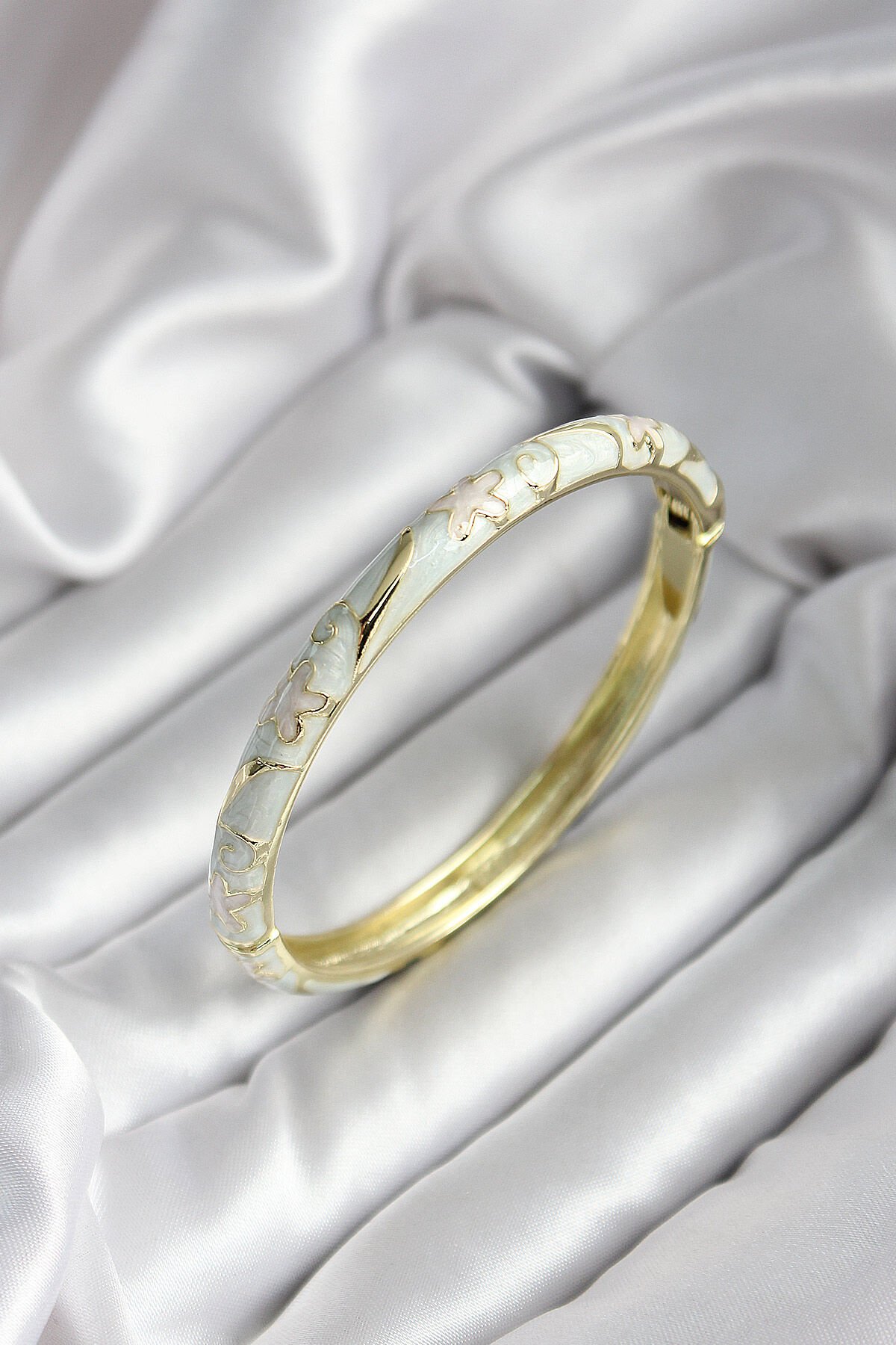 Mineli Pirinç Kırık Beyaz Çiçek Desenli Zirkon Taşlı Gold Renk Kadın Kelepçe (çap 60 mm) - TJ-BB6993