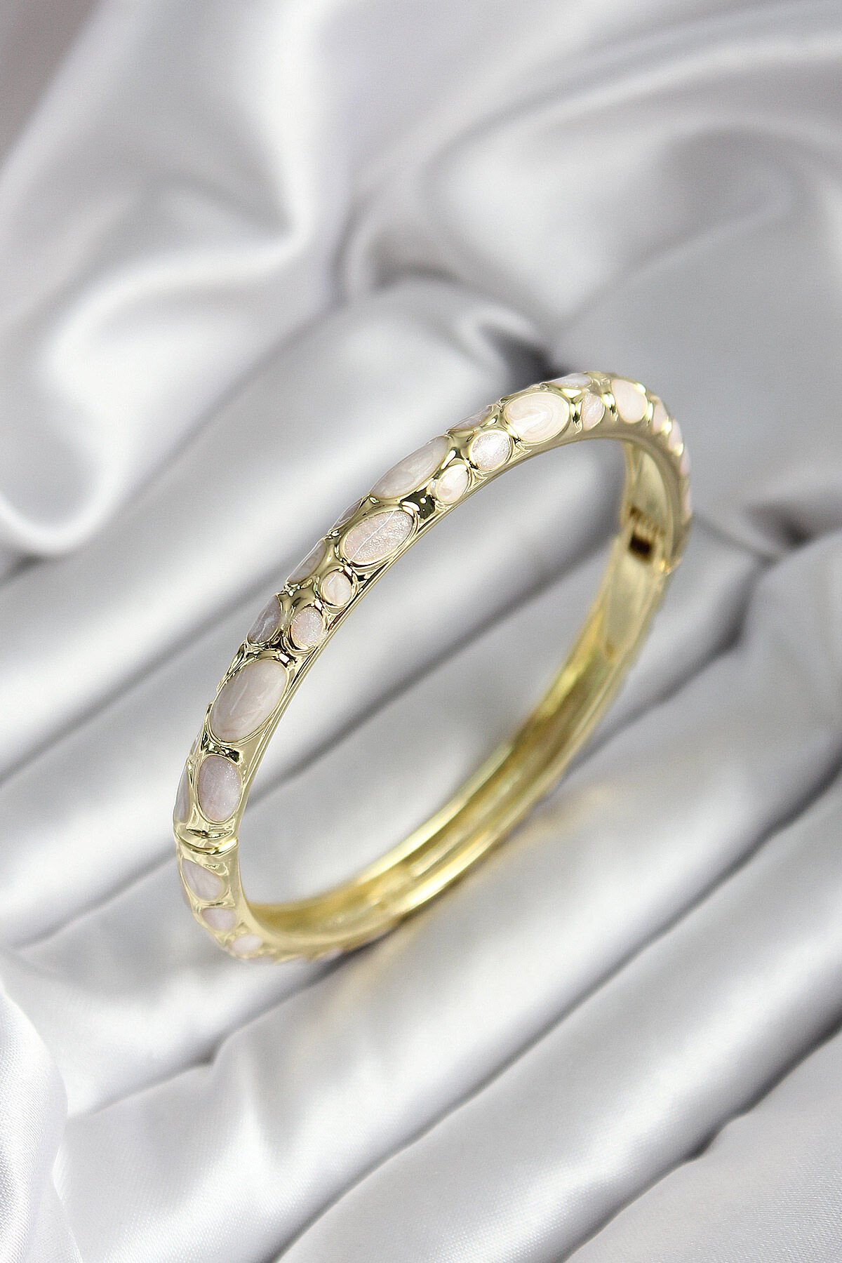 Mineli Pirinç Krem Çiçek Desenli Gold Renk Kadın Kelepçe (çap 60 mm) - TJ-BB6996