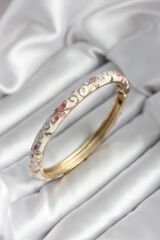 Mineli Pirinç Beyaz Çiçek Desenli Gold Renk Kadın Kelepçe (çap 60 mm) - TJ-BB7003