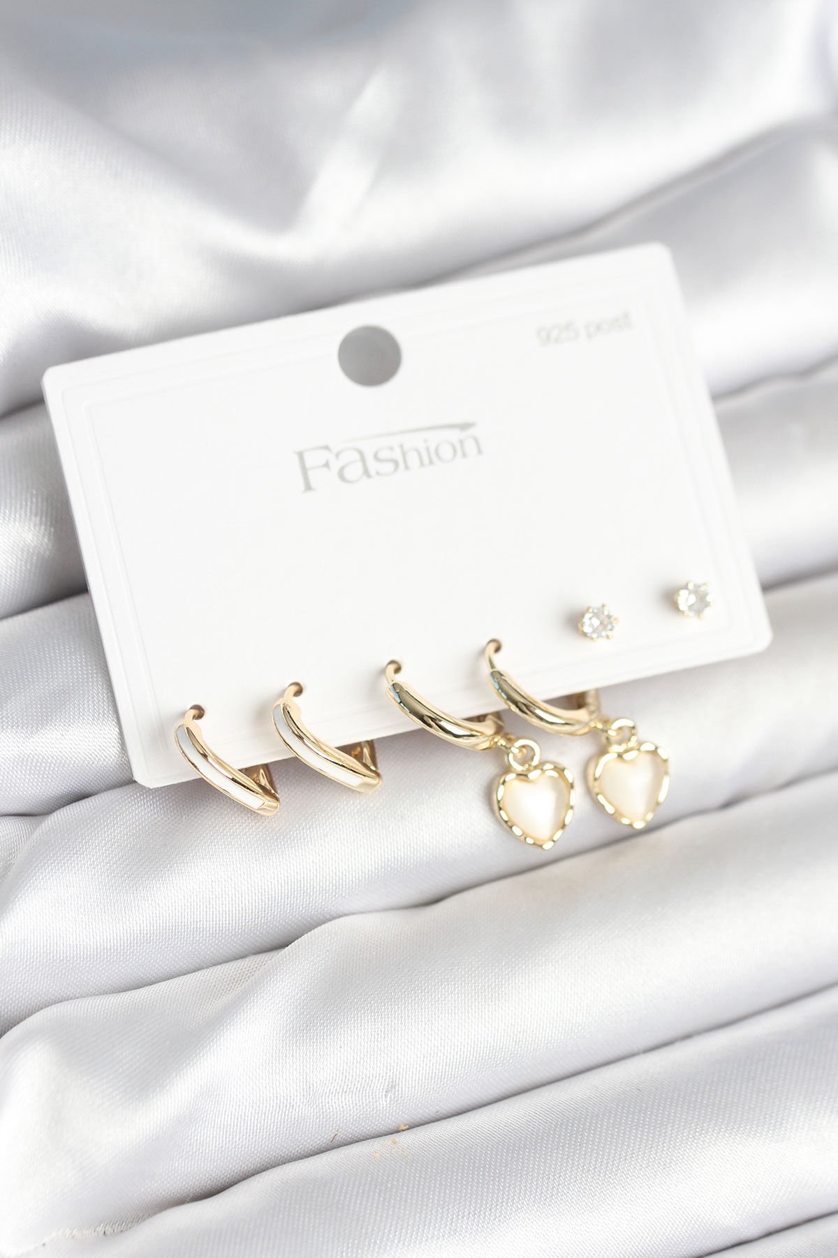 Pirinç Gold Renk Kalp Detaylı 925 Ayar Gümüş Çivili Kadın Küpe Seti - TJ-BKP11258