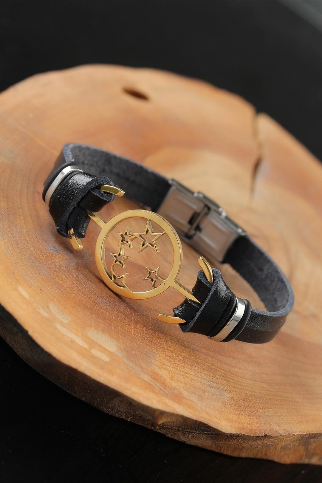 Gold Renk Yıldızlı Metal Aksesuarlı Siyah Deri Erkek Bileklik - TJ-EB2548-KS