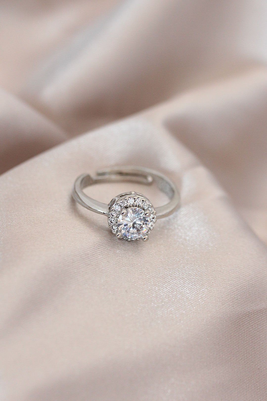 Ayarlamalı Gümüş Renk Metal Zirkon ve Kristal Taşlı Oval Model Yüzük - TJ-BYK2073