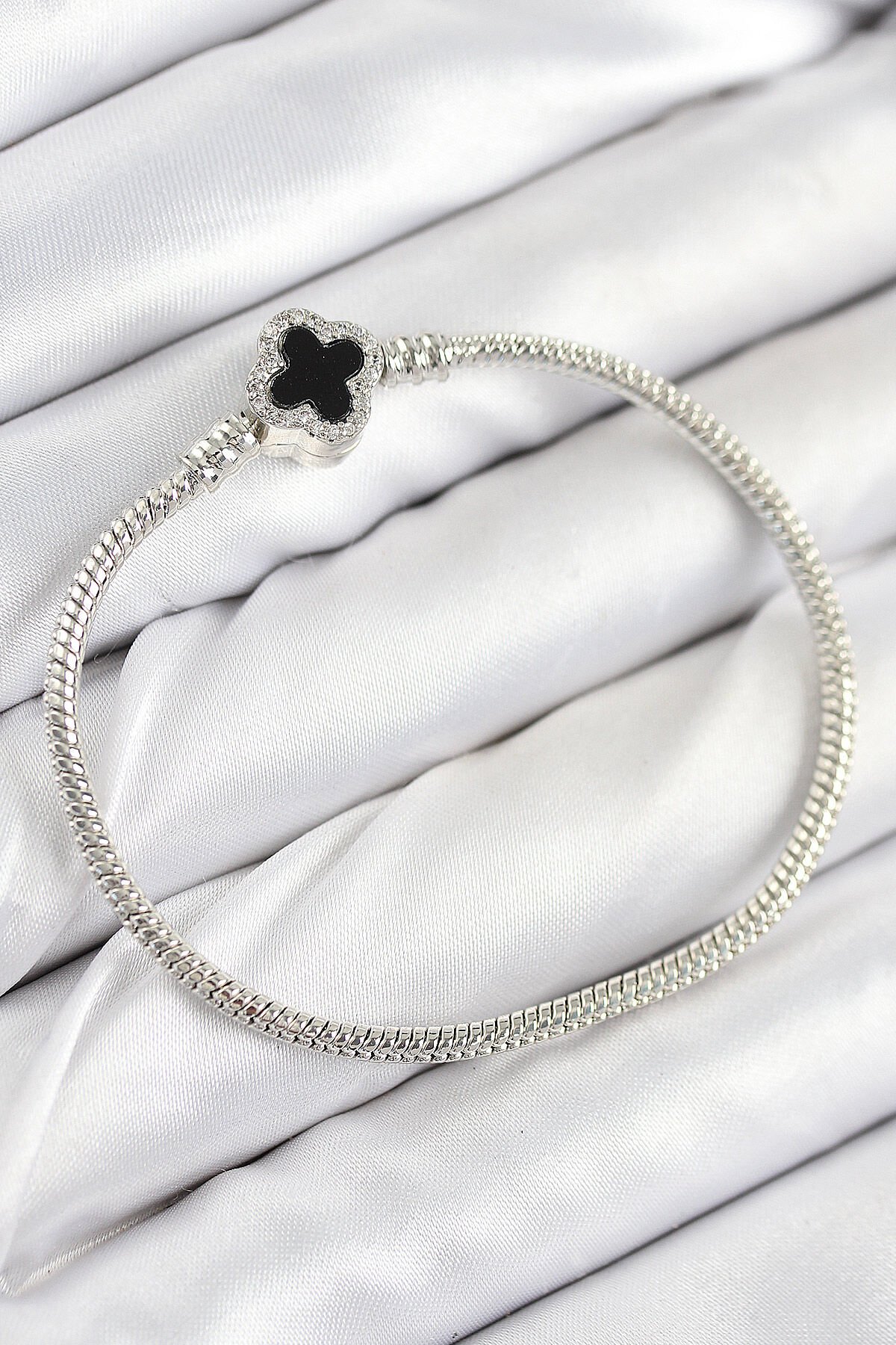 Pirinç Charm Zirkon Taşlı Yonca Model Gümüş Renk Kadın Bileklik - TJ-BB7800