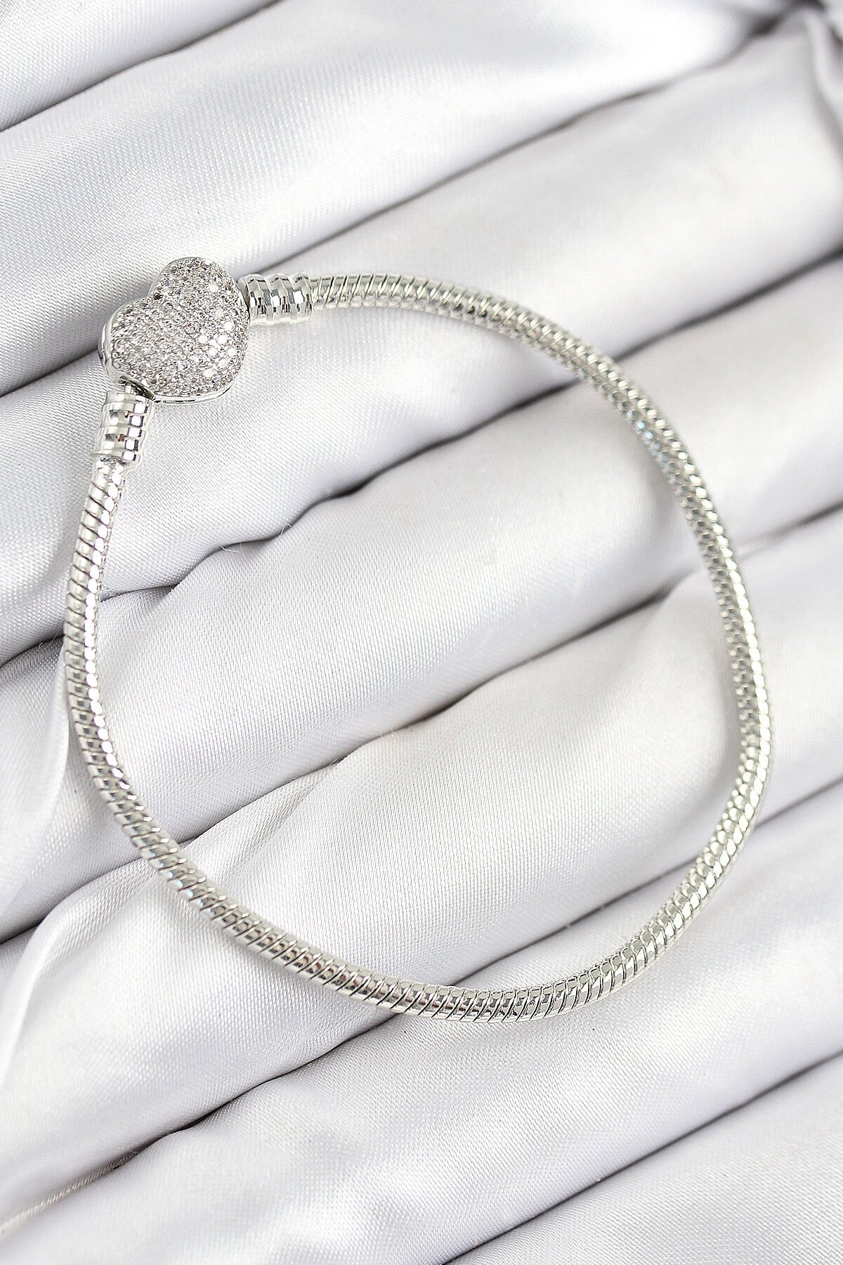 Pirinç Charm Zirkon Taşlı Kalp Model Gümüş Renk Kadın Bileklik - TJ-BB7803