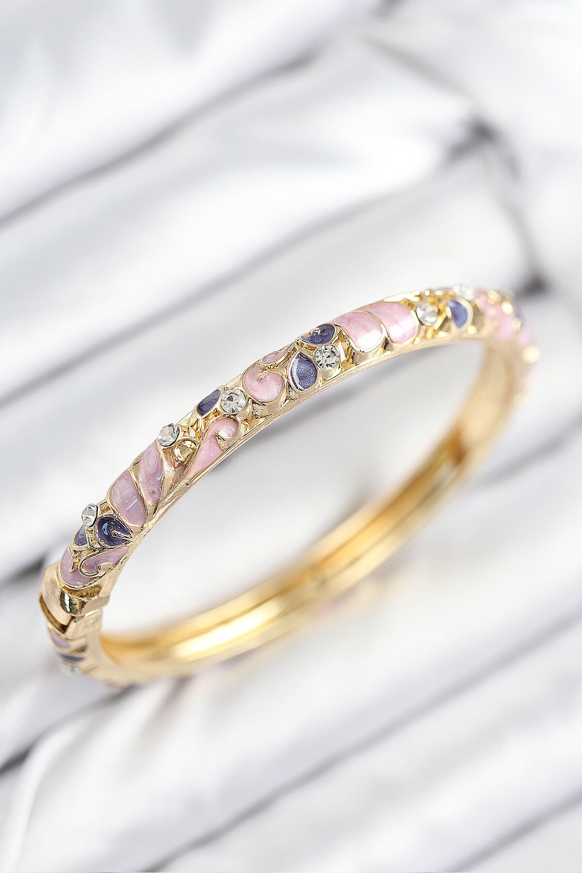 Mineli Pirinç Zirkon Taşlı Fuşya Mor Çiçek Motifli Gold Kadın Kelepçe - TJ-BB7815