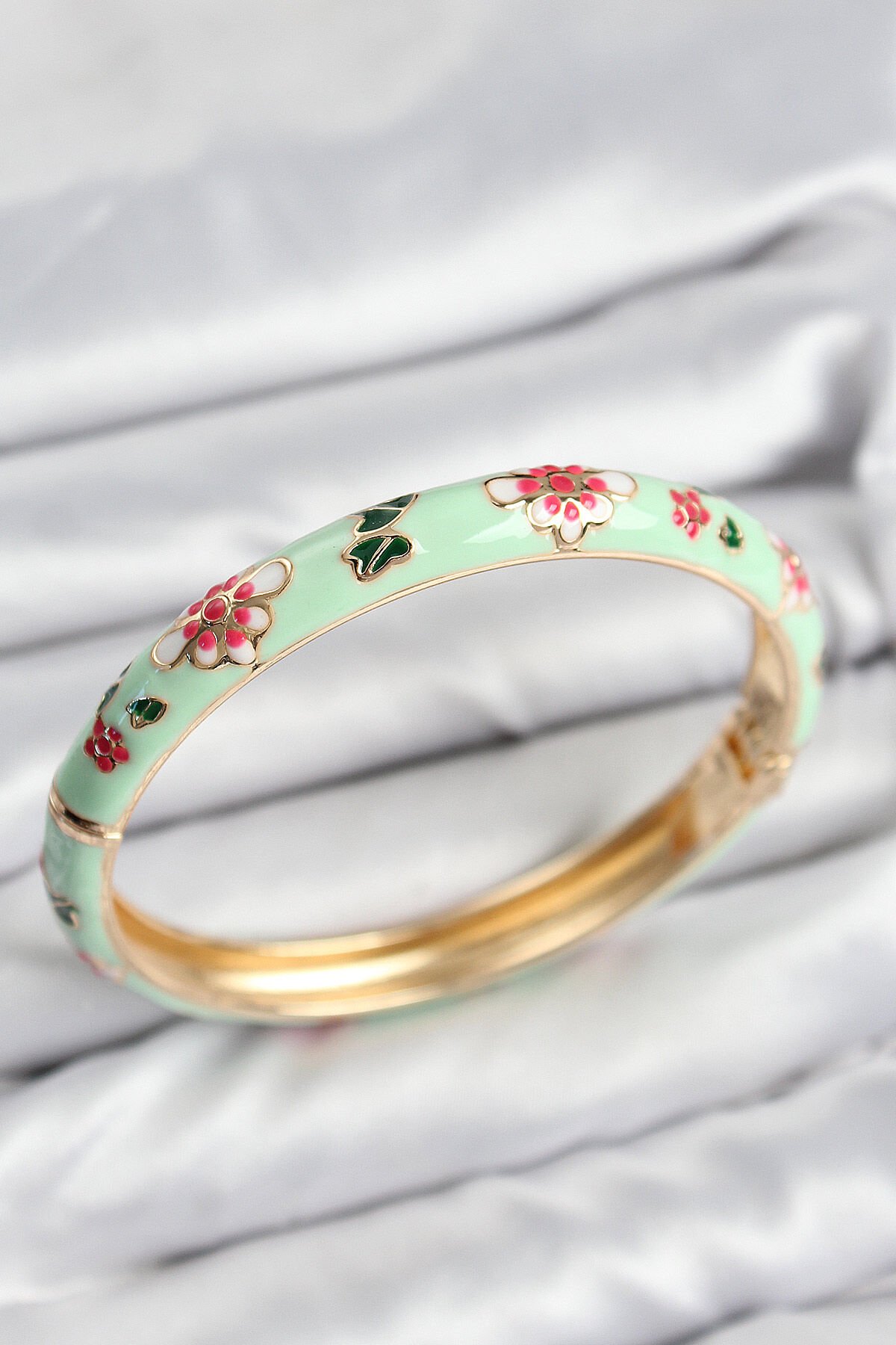 Mineli Pirinç Su Yeşili Çiçek Motifli Gold Kadın Kelepçe - TJ-BB7621