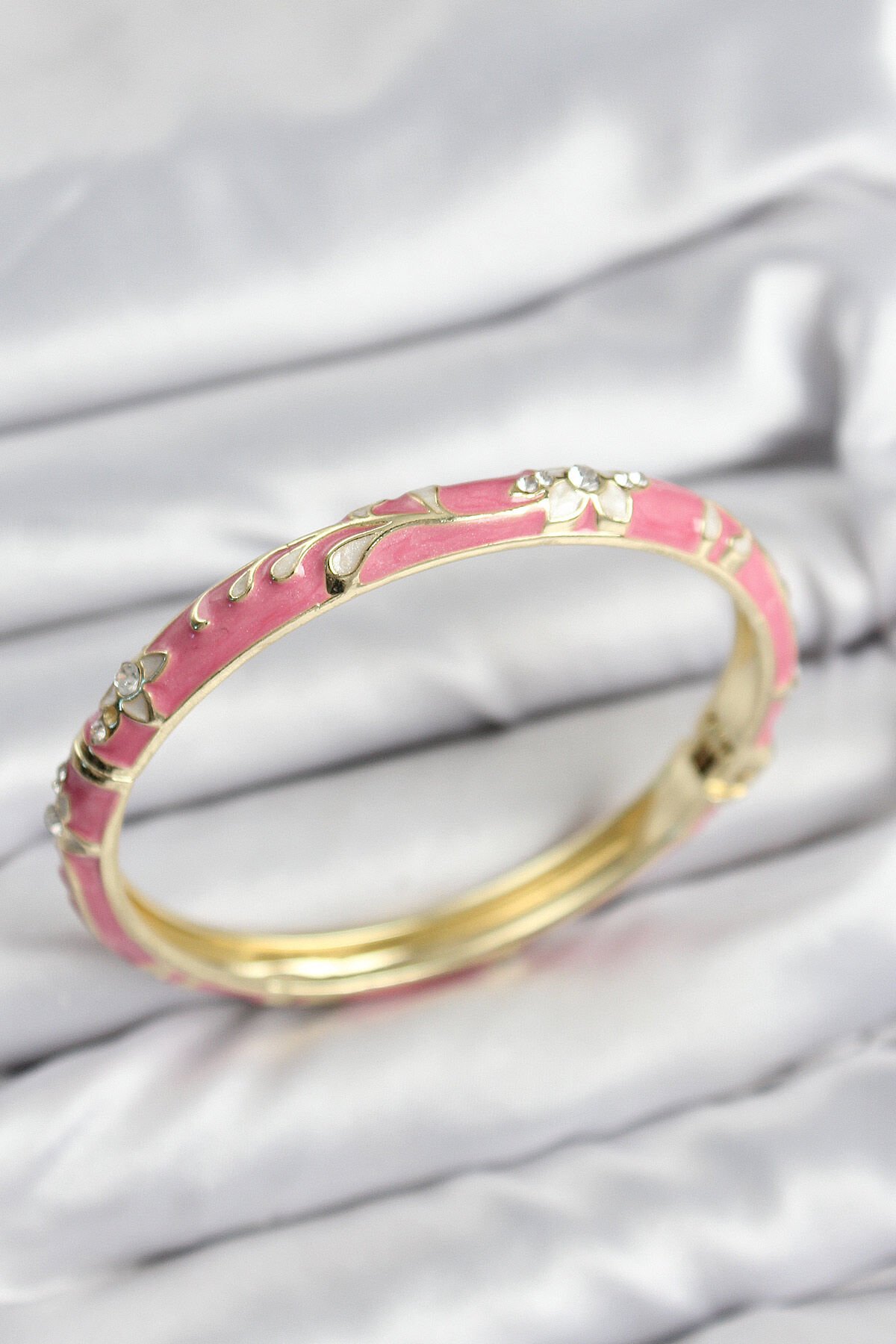 Mineli Pirinç Zirkon Taşlı Pembe Çiçek Motifli Gold Kadın Kelepçe - TJ-BB7626